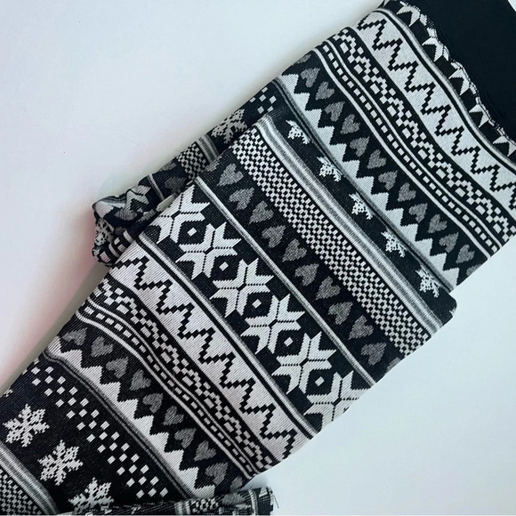 Smart Trend • NWT Black White Christmas Leggings - Picture 2 of 4